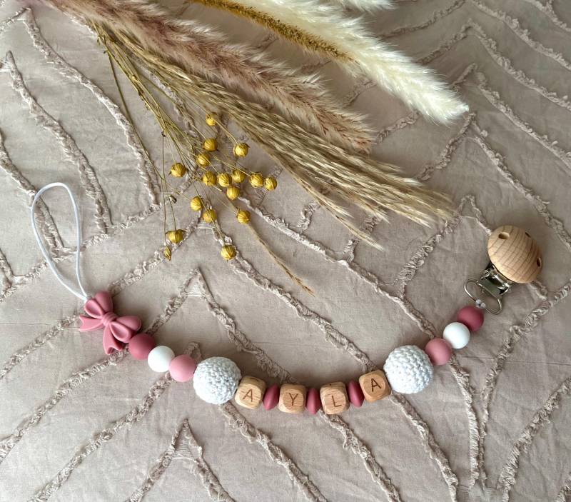 Personalisierte Boho Makramee Schnullerkette Mit Holzclip - Individueller Baby Name von Bbabyboutiquee