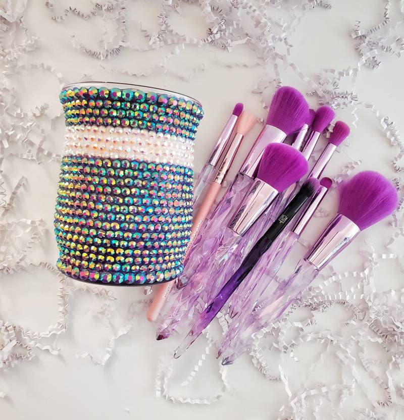 Weißes Rosenband Geschenk Thema Make Up Brush Holder in Lila, Glam Showpiece, Irisierende Lila Strasssteine von BeYourGlamSelf