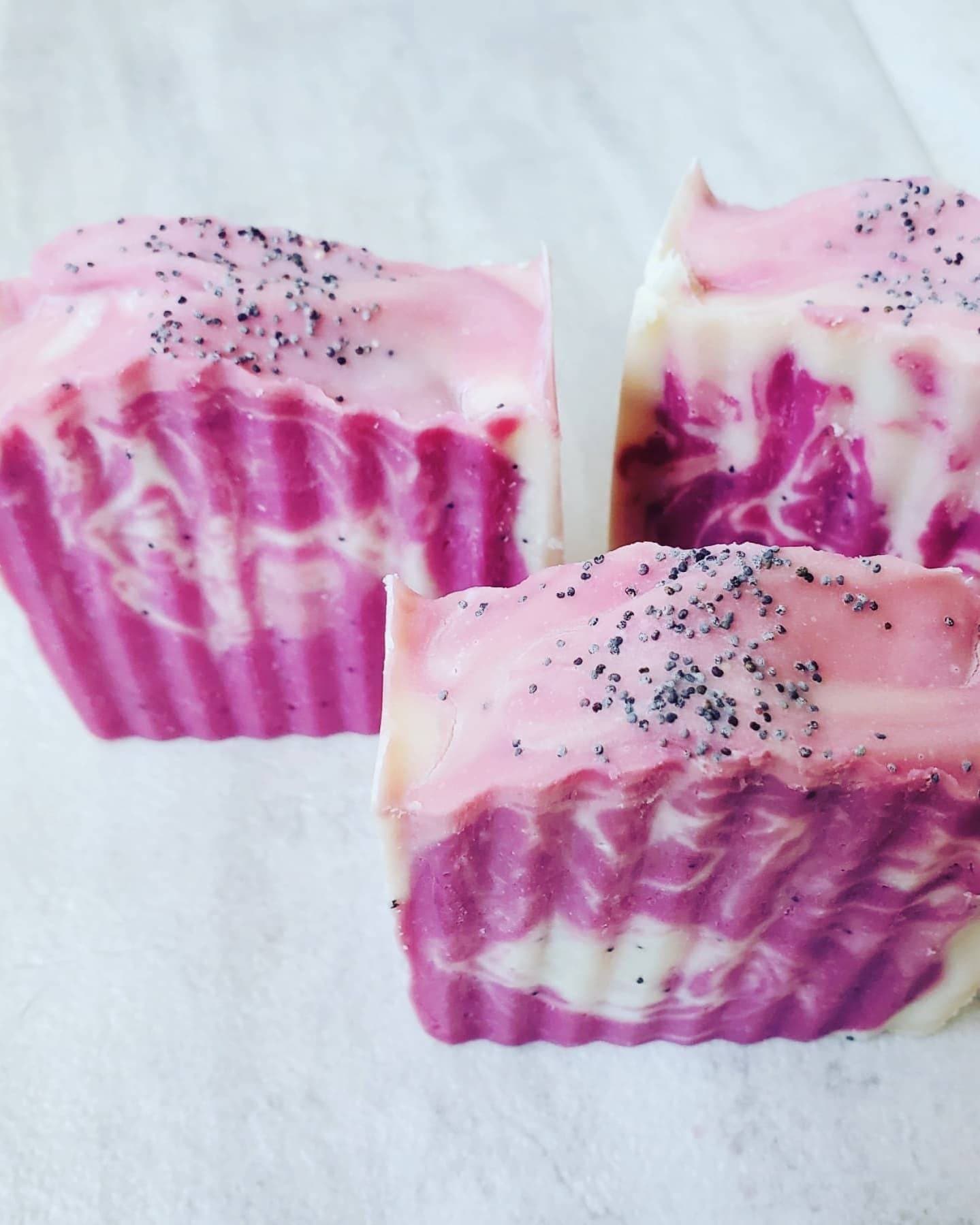 Dragonfruit Beeren Seife von BeautyBeeSoap