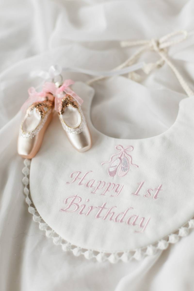 Happy 1st Birthday Lätzchen - Ballerina Party von BebeTheory