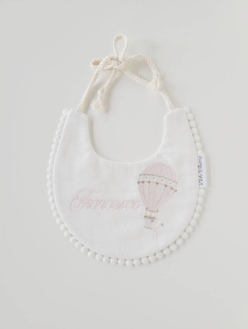 Heißluftballon-Lätzchen - Gesticktes Personalisiertes Baby-Lätzchen von BebeTheory