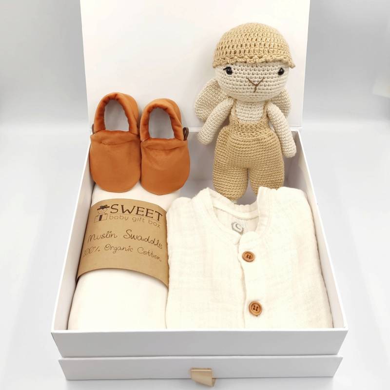 Baby-Geschenkbox, Amigurumi Babypartygeschenk, Baby-Geschenkset, Personalisiertes Baby-Geschenkkörbe, Baby-Booties-Geschenk von BebekHediyeKutusu