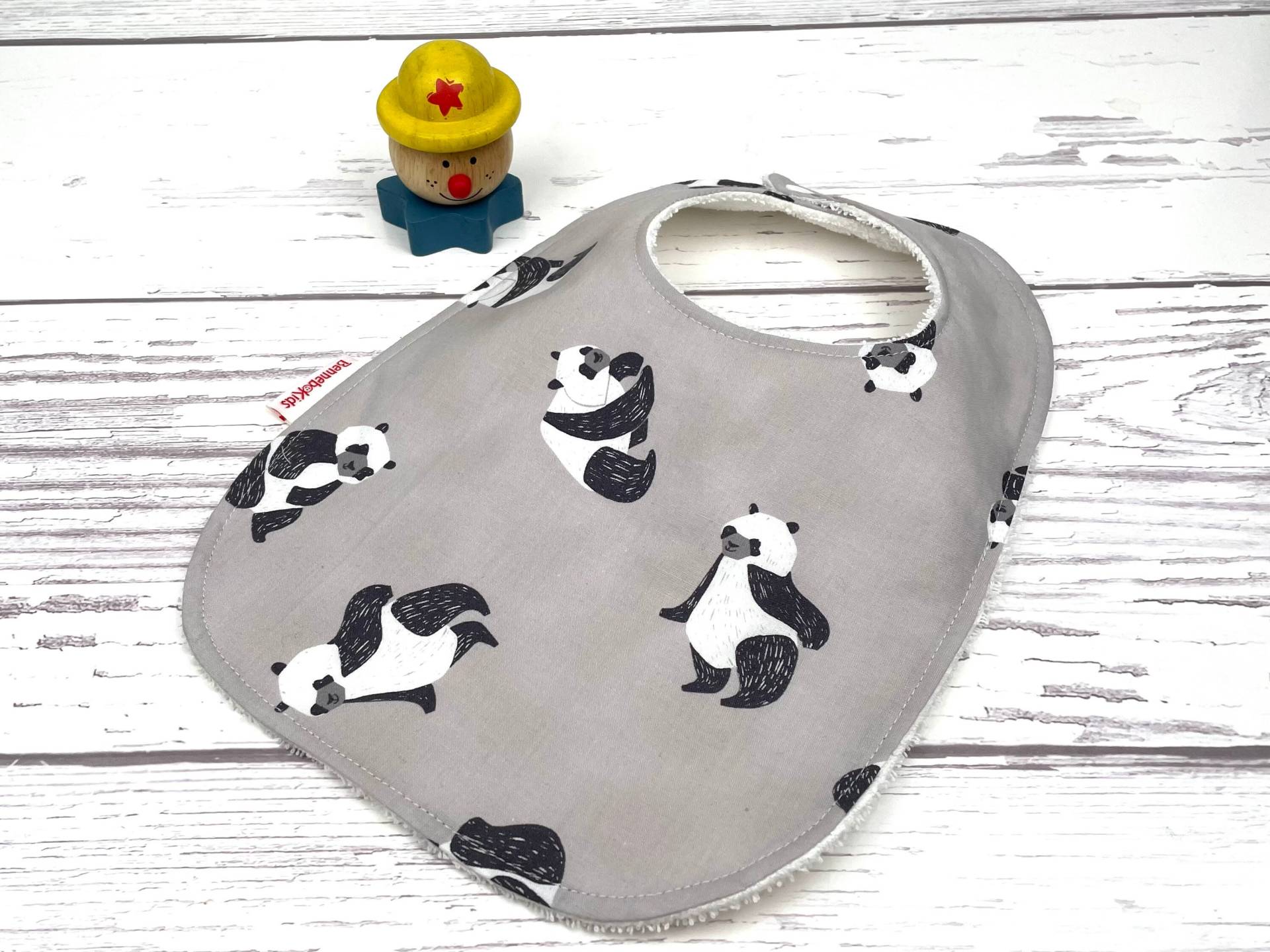 Panda Babylätzchen - Baby Lätzchen Junge Neugeborenen Geschenk Graues Tier Mädchen Neugeborene Babyparty von BenneboKids