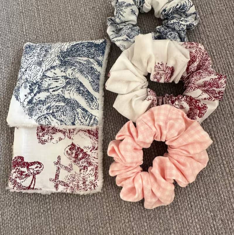 Chouchous Exclusives in Toile De Jouy Motive Bleu Und Bordeaux-Toile Scrunchie Tücher von Bernd2024newsDesigns