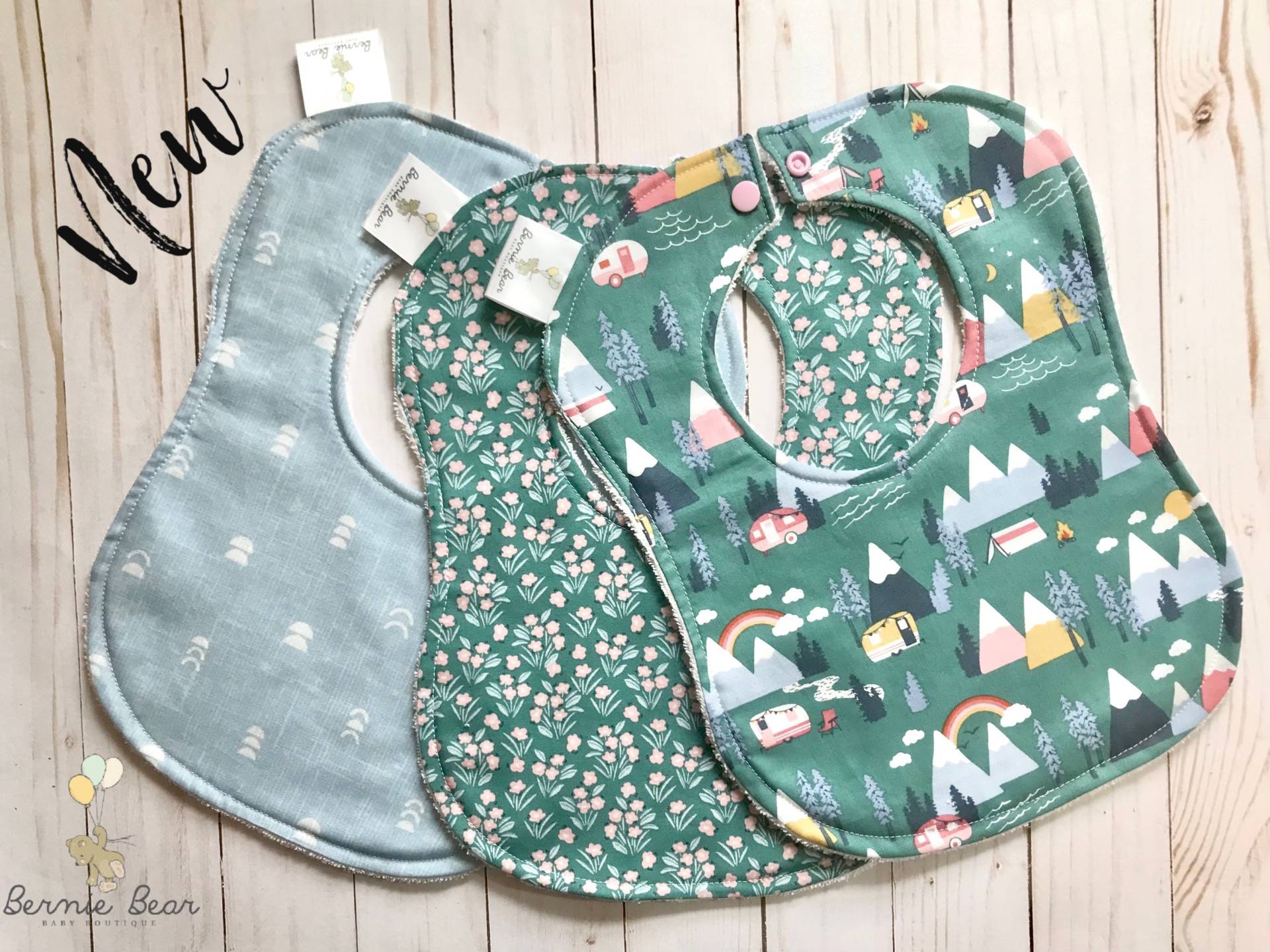 Berg Camping Baby Lätzchen | Retro Camper Sabbern Blumen Boho Mädchen-Babylätzchen von BernieBearBoutique