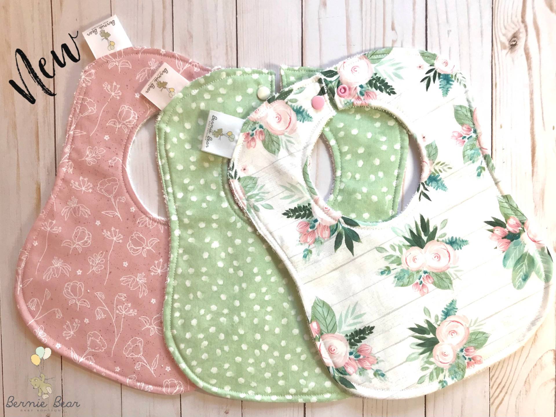 Blumen Baby Lätzchen | Floral Sabber Aquarell Mädchen-Baby-Lätzchen Rosa Grüne Geschenk Set Sofort Lieferbar von BernieBearBoutique