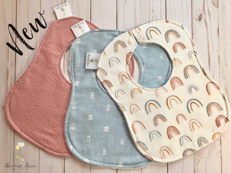 Boho Baby Lätzchen | Regenbogen Geschenk Babylätzchen Saugstarke Mädchen-Baby-Lätzchen Mädchen-Baby-Geschenk-Set von BernieBearBoutique