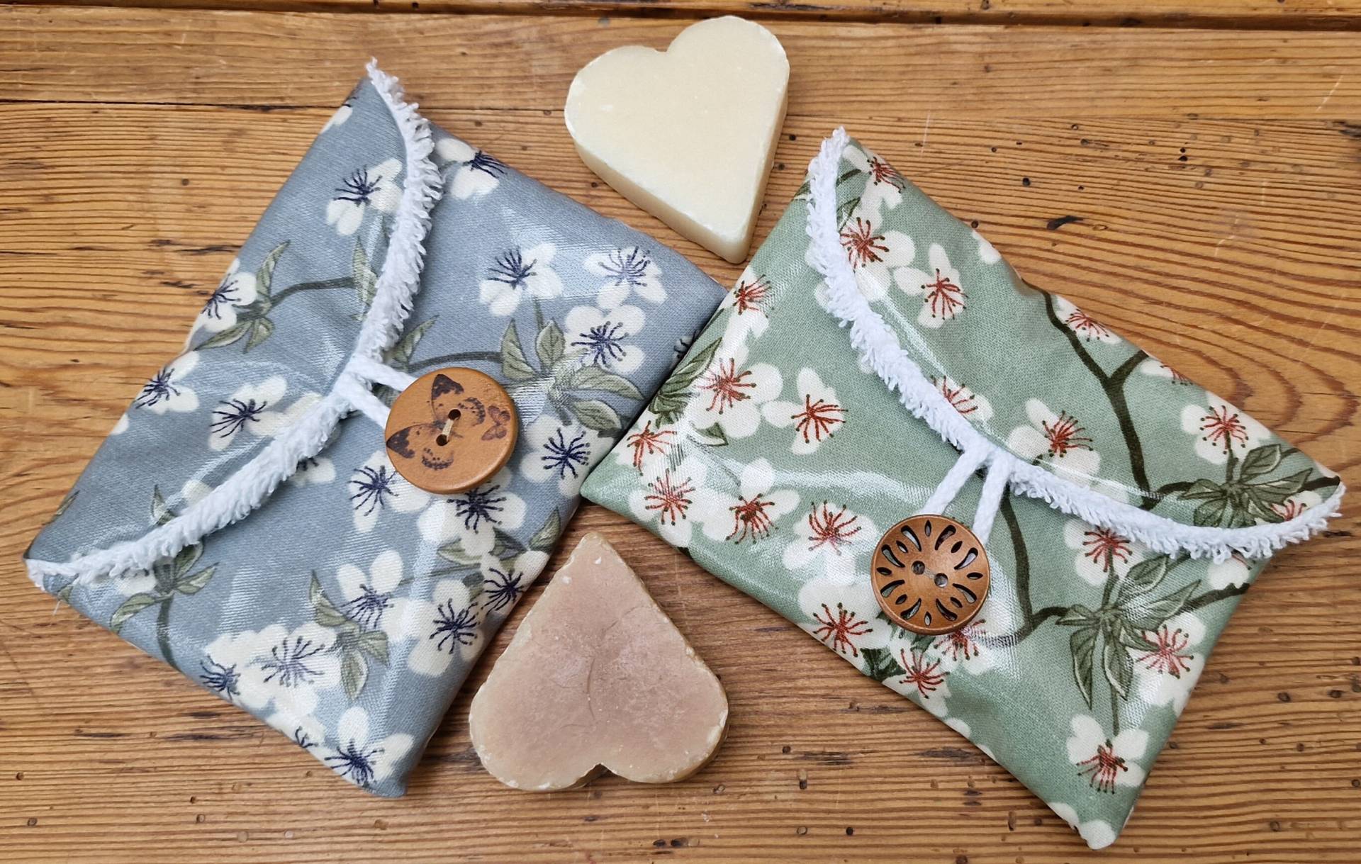 Seifentaschen Aus Wachstuch Und Weichem Frottee Mit Kirschblüten-Design von BinaGreenHandmade