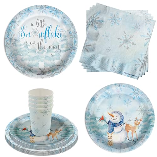 A Little Snowflake is On The Way Babyparty-Partyzubehör für Jungen, 64-teiliges Geschirr-Set enthält große 22,9 cm Pappteller, Dessertteller, Tassen und Servietten, Set für 16 Personen von Birthday Galore