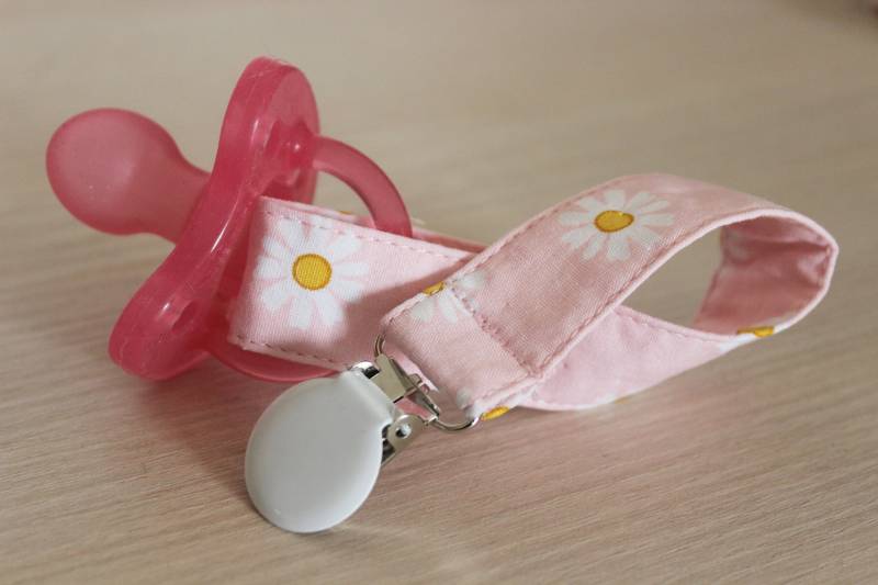 Baby Schnullerclip Neugeborenen Geschenk, Soothie Schnullerclip, Stoff Für Mädchen, Schnullerhalter, Schnullerkette, Binky Clips, Paci Clip von BlackBunnyCreations