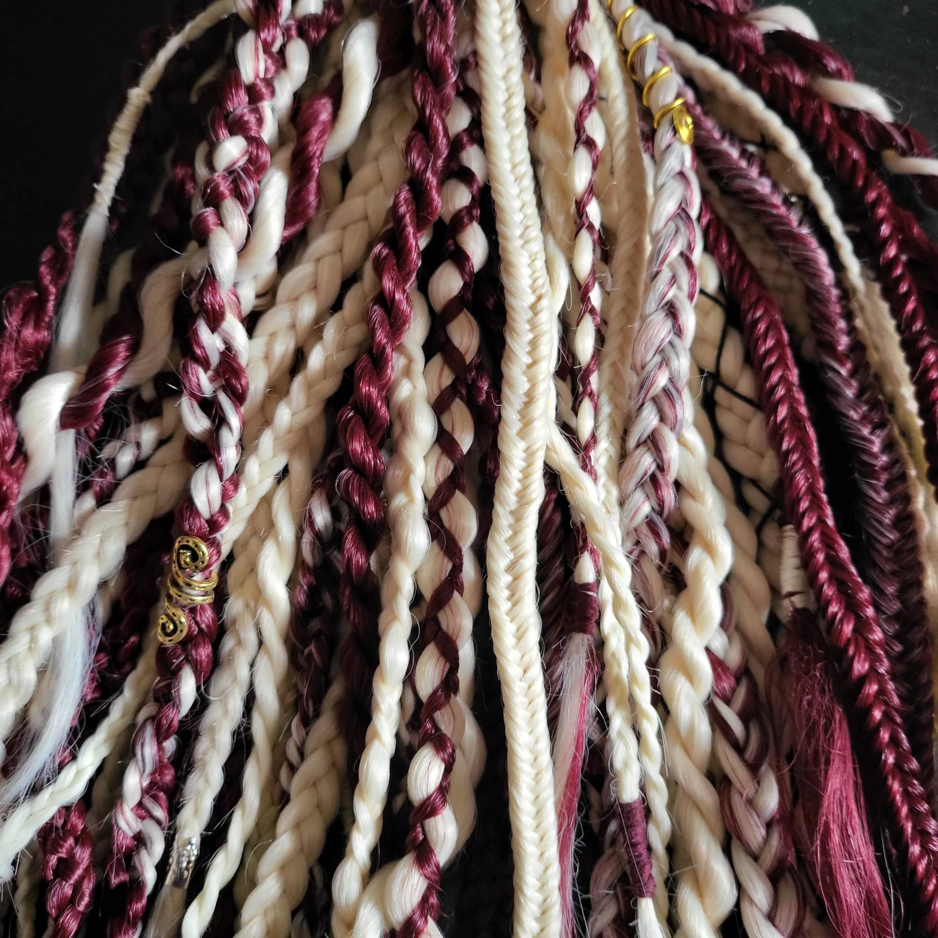 Burgund & Hellblonde Mischung Aus Geflochtenen/Geflochtenen Dreads von BlissfulKindred