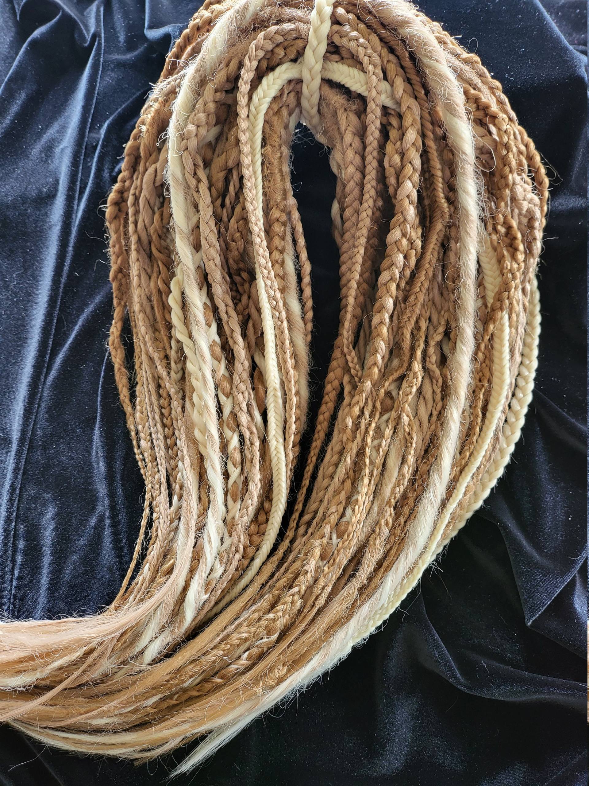 Lt. Blond, Dunkel Blond Und Braun Mischung Aus Zöpfen Dreads von BlissfulKindred