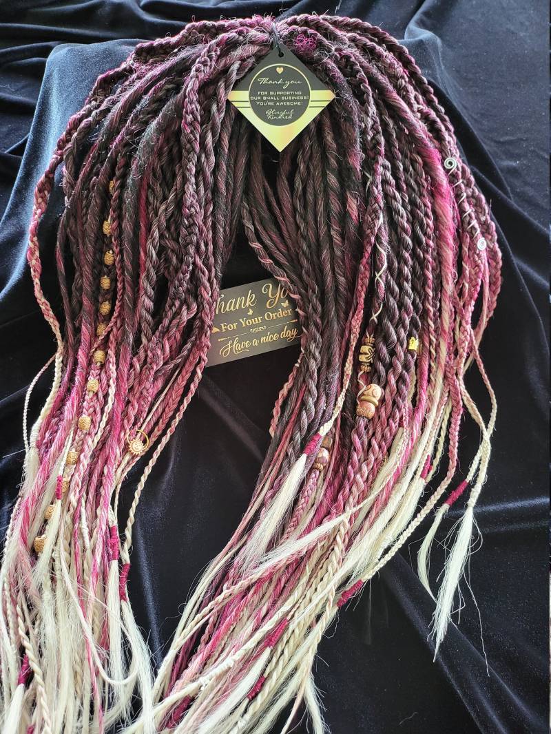 Schwarz-Lila-Rot-Blondes Ombré in Einer Kombination Aus Zöpfen Und Gehäkelten Dreads von BlissfulKindred