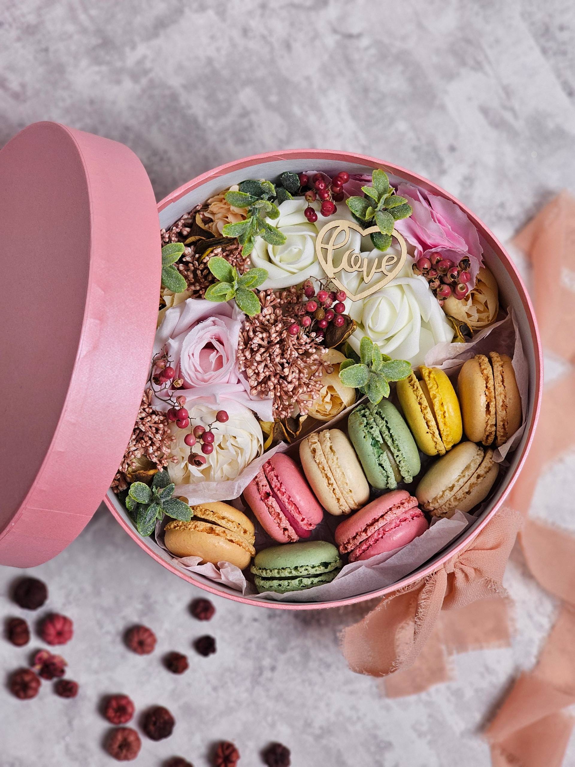 Macarons Für Mama Valentinstag Muttertag Eid Blumen in Box Macaron Geburtstagsgeschenk Blumengesteck Dekor Andenken Brautjungfer Gefälligkeiten von BlossomBeGifts