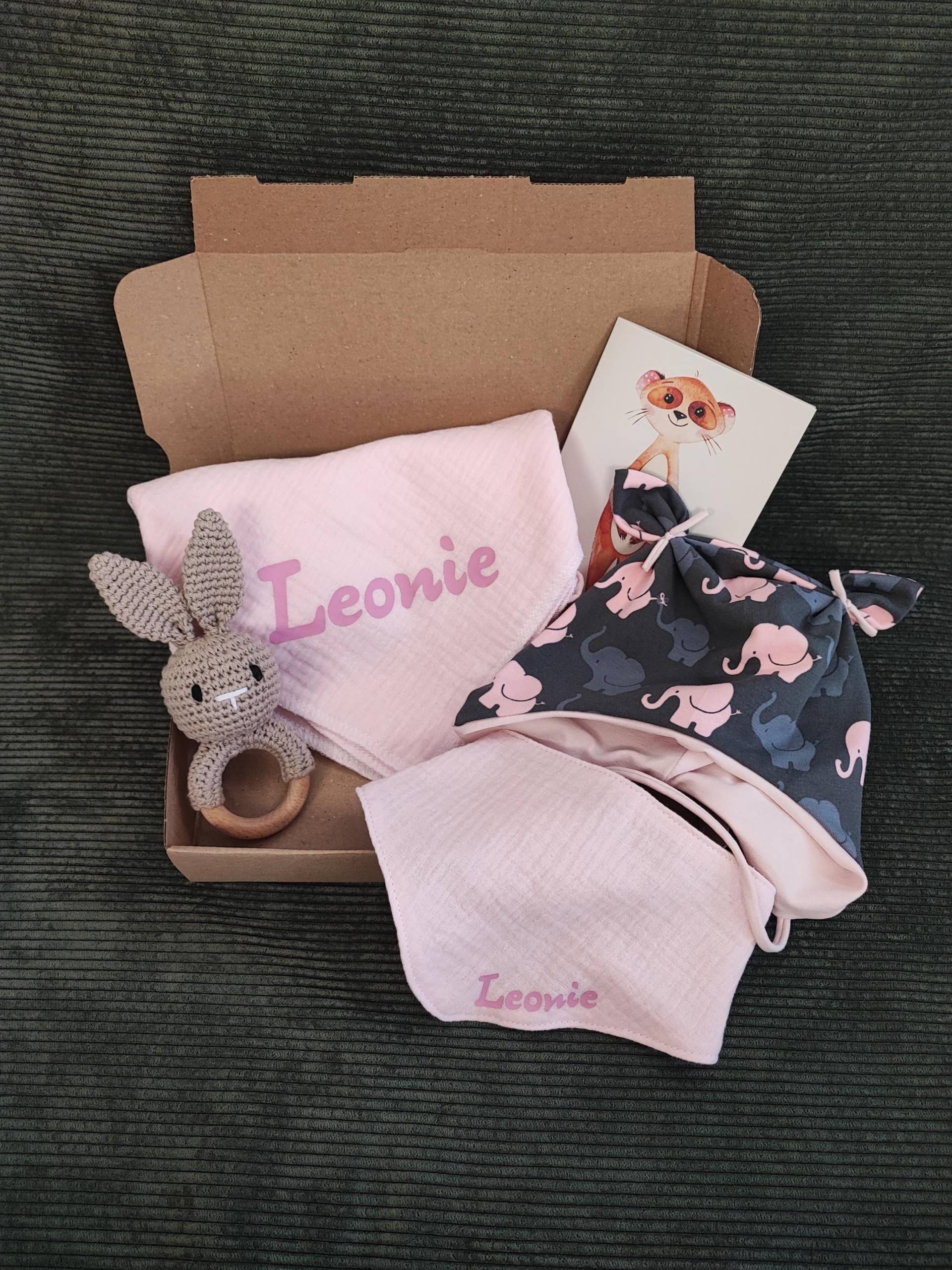 Geschenkset Baby Geburt Mädchen | Besondere Personalisierte Geschenkbox Zur Handgemachtes Babygeschenk Gehäkelte Rassel von Blumbi