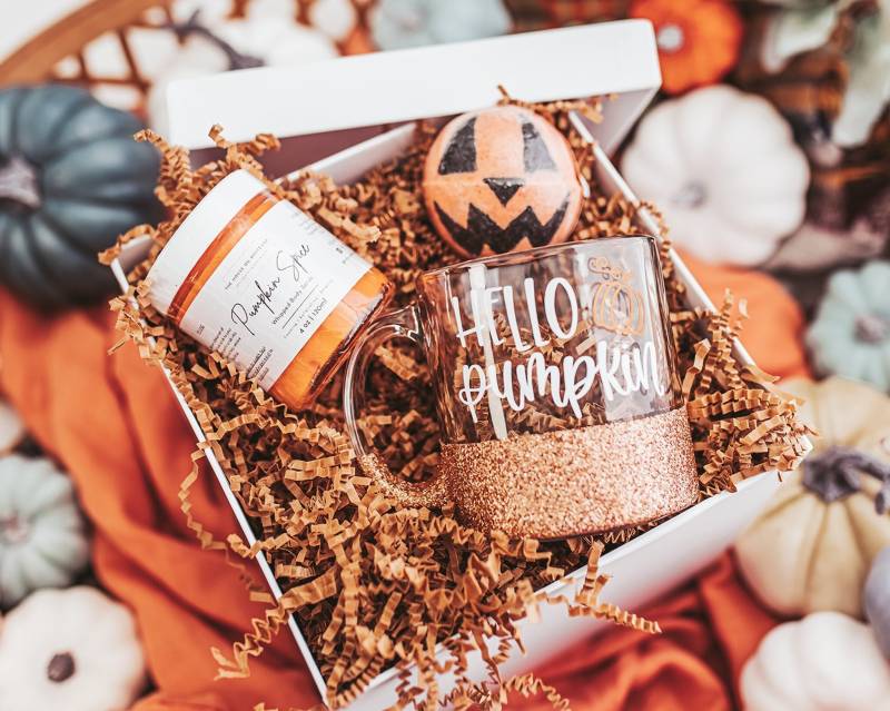 Kürbis Gewürz Geschenk Set | Hallo Tasse Halloween Badebombe Peitschen-Körperpeeling Oktober Geburtstag Bester Freund von BlushandBoldCo