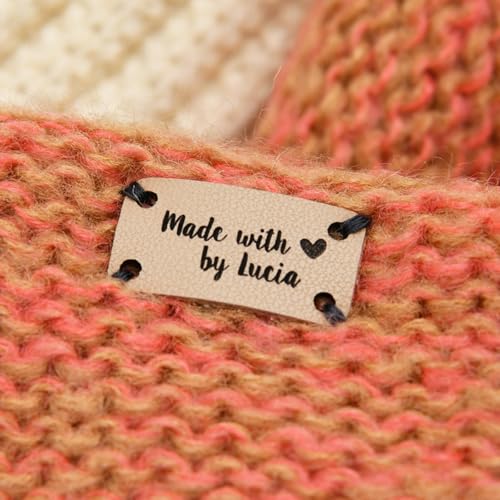 Personalisierte Leder-Etiketten für Hüte, Mützen, Schals und mehr, Etiketten für Strickwaren, Lederetiketten mit Nieten, personalisierte Nähetiketten mit Namen (12 x 25 mm, 50 Stück) von Bocheng