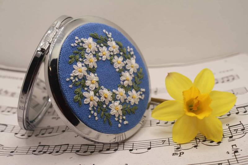 Handgemachter Bestickter Taschenspiegel Mit Gänseblümchen - Gestickte Blumen Geschenk Für Frauen von BorgesArtJewelry