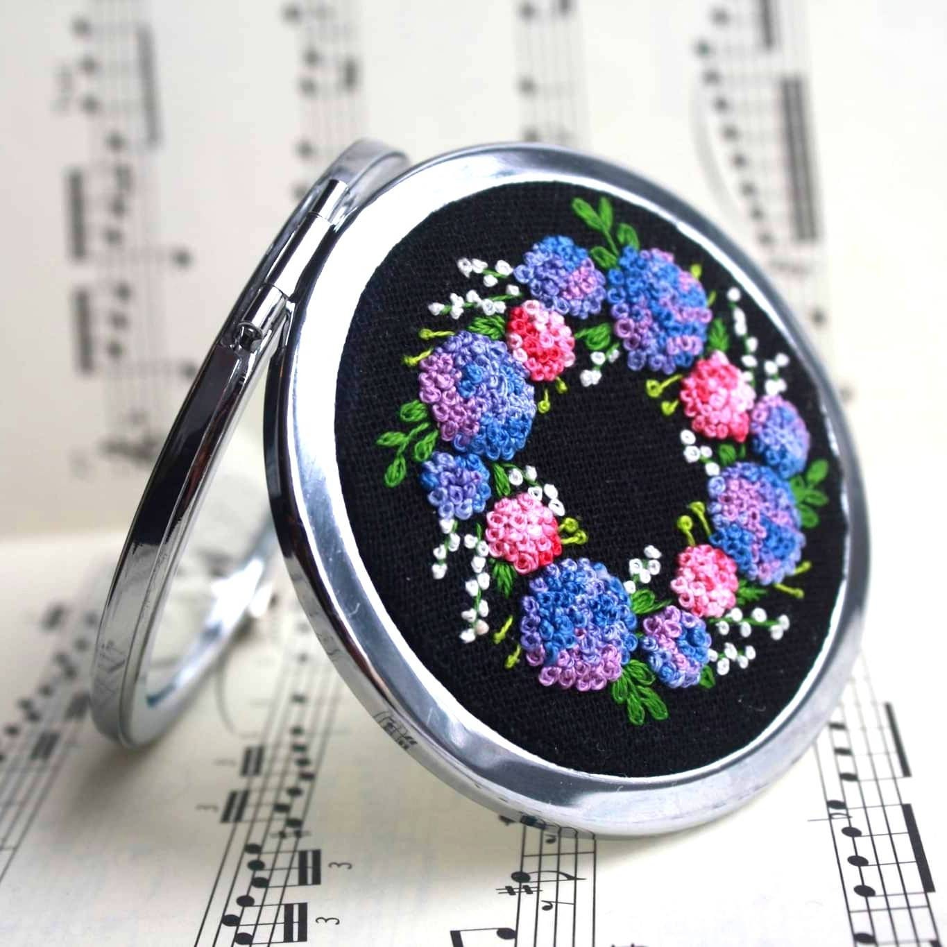 Handgemachter Bestickter Taschenspiegel Mit Hortensie - Blaue Und Rosa Blumen Geschenk Für Ihre Mädchenfrauen Versandfertig von BorgesArtJewelry
