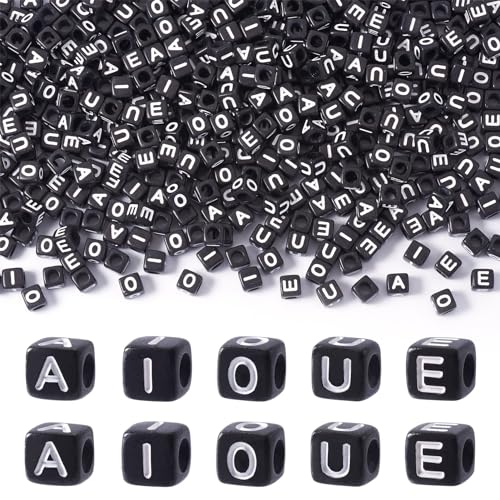 Boutigem 500 Stück schwarze quadratische Acryl-Vokal-Buchstabenperlen 6 mm Würfel mit A I O U Initialbuchstaben Perlen horizontales Loch Alphabet Acryl Würfel Perlen für DIY Schmuckherstellung von Boutigem