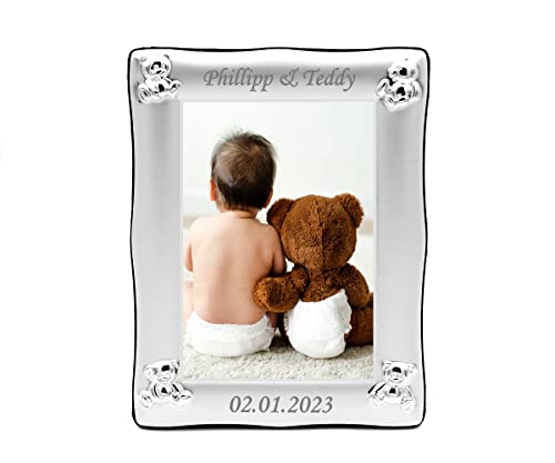 Brillibrum Design Baby Bilderrahmen versilbert Taufgeschenk Fotorahmen Bär Motiv Kinder Bilderrahmen zur Geburt Rahmen versilbert (Gravur bis 25 Zeichen) von Brillibrum