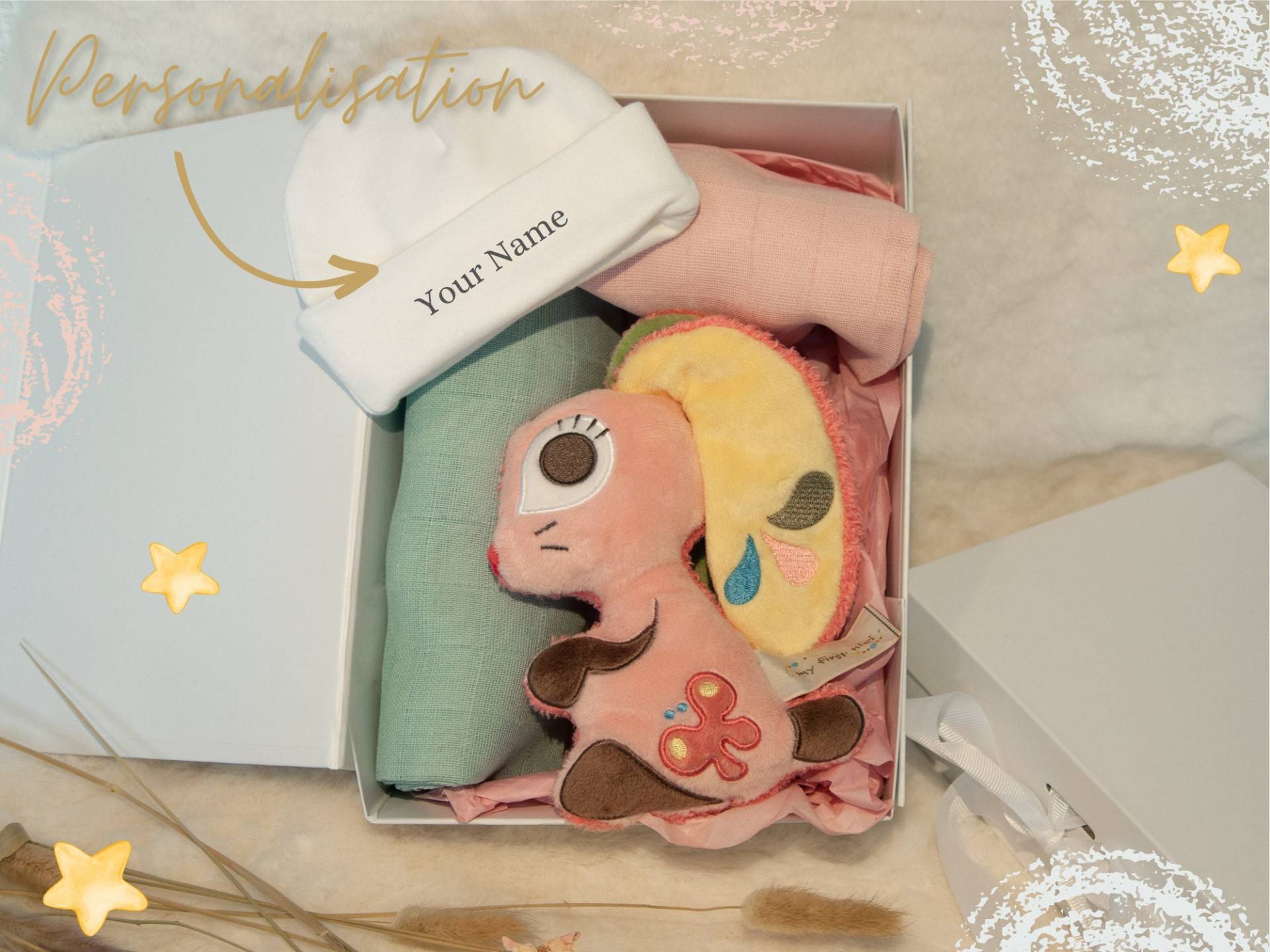 Baby Geschenk Set Personalisiert in Geschenkbox„White Clouds"Mütze Bestickt, 1 Kuscheltier 2 Baumwollmusselin Tücher.babygeschenk, Baby Party von BroideryBox