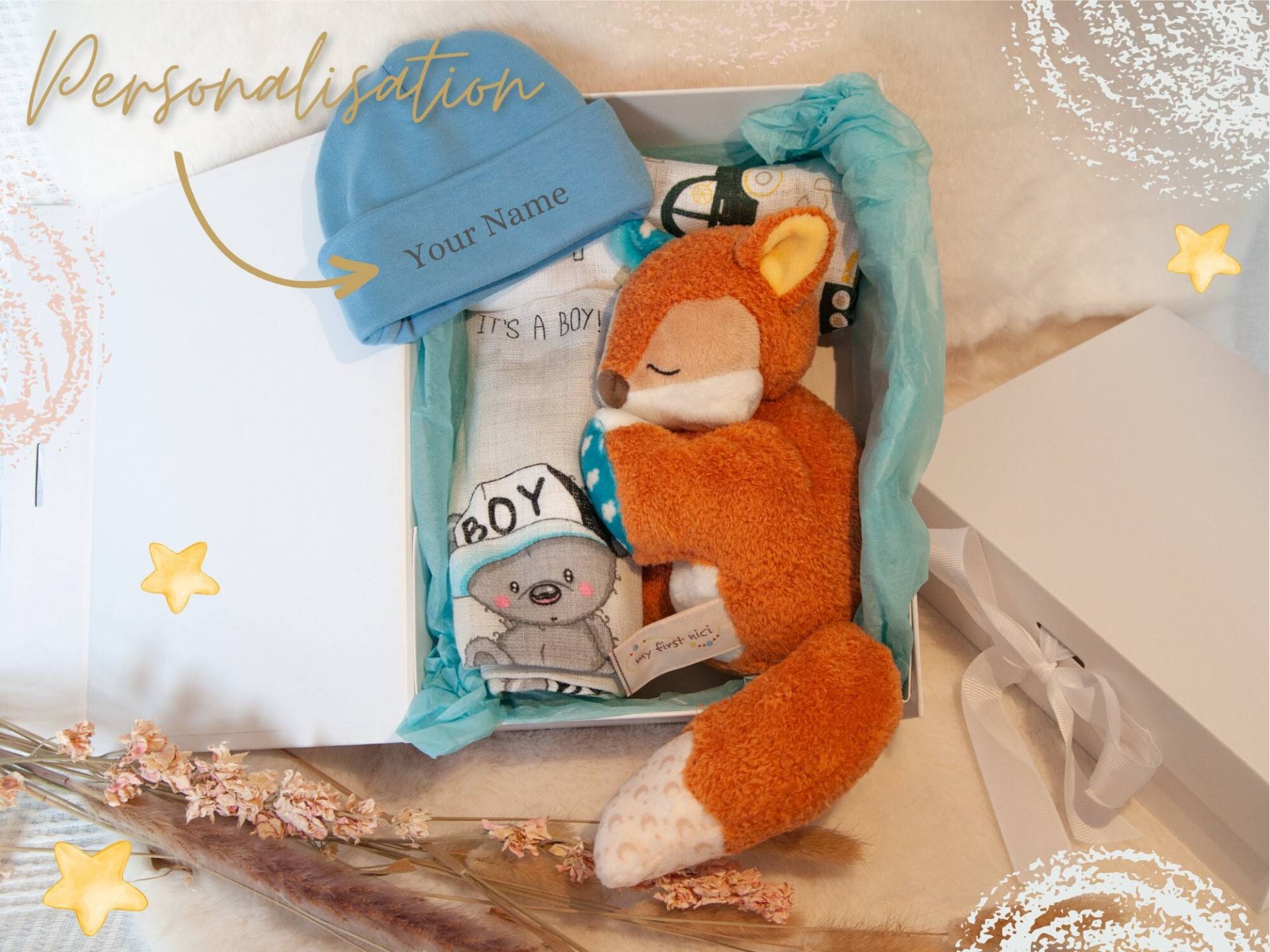 Baby Geschenk Set Personalisiert in Geschenkbox "Blue Moon" Mütze Bestickt, 1 Kuscheltier 2 Baumwoll-Musselin Tücher, 4 Verschiedene Sets von BroideryBox