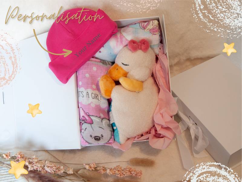 Baby Geschenk Set Personalisiert in Geschenkbox"Pink Unicorn"Mütze Bestickt, 1 Kuscheltier 2 Baumwoll-Musselin Tücher, 4 Verschiedene Sets von BroideryBox