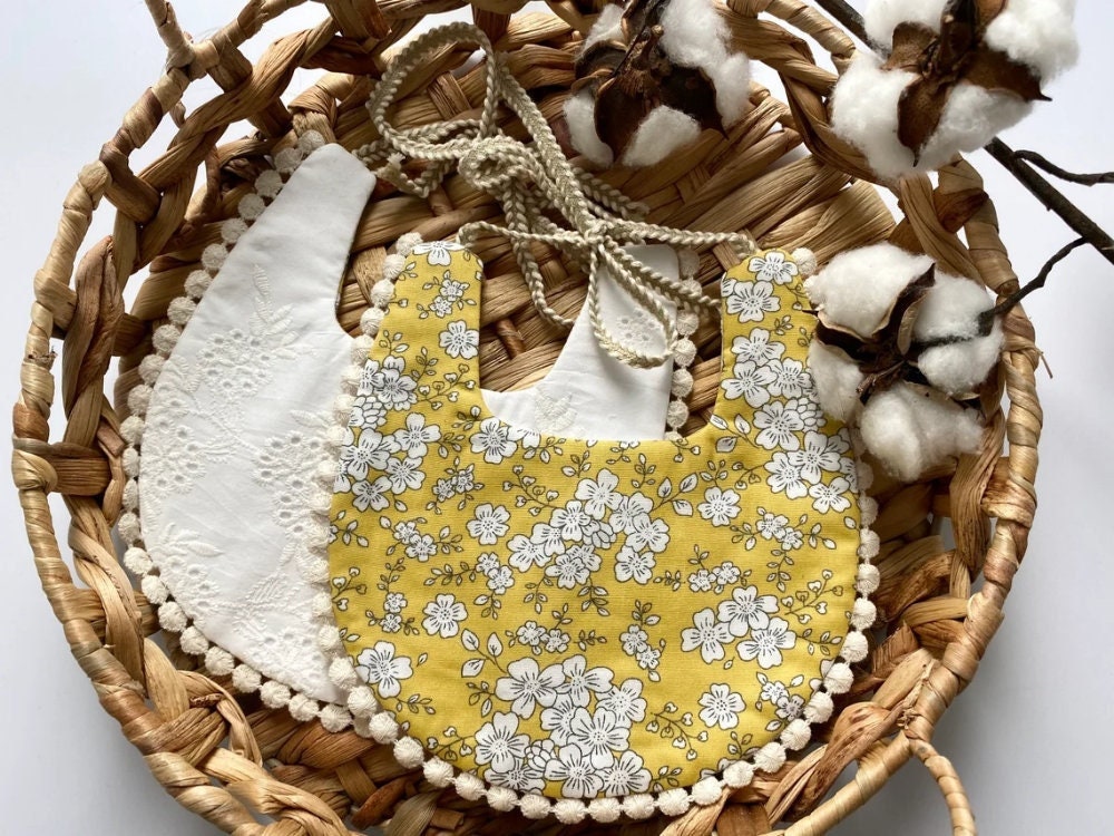 Baumwolle Wende Bestickte Spitze Baby Lätzchen, Daisy Blumen Taufe Neugeborene Geschenk von BubbaLoonie