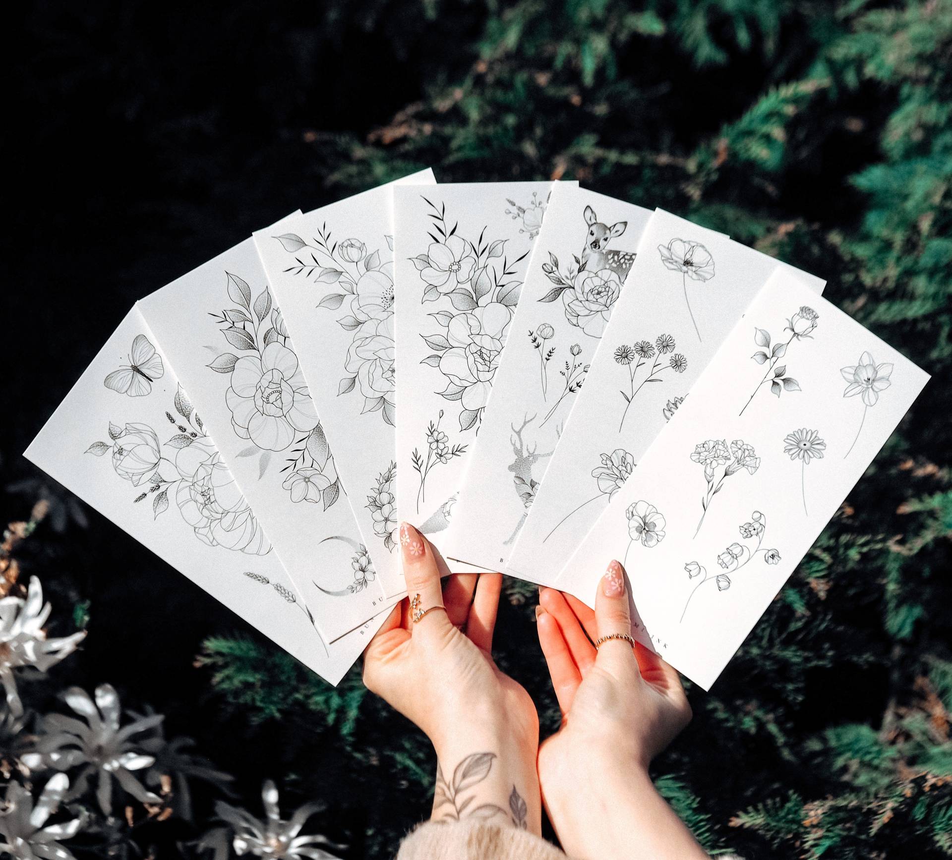 Temporäre Tattoos Medium Set | 7× Geburtsblumen Pfingstrosen Mohnblume Reh Monde Sträußchen Mondsichel Lavendel Schmetterling von BunamiInk