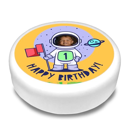 Cakeshop Runde Personalisierte Essbare Tortendekoration Weltraum Astronaut | Benutzerdefiniertes Bild & Text | Für Geburtstage & Feiern | Mehrere Formen & Größen | Zuckerguss & Oblatenpapier Optionen von CAKESHOP edible cake toppers EST. 2012