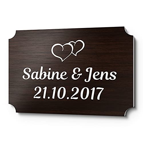 Hochzeitsschild Kunststoff Holzoptik mit Namen oder Spruch | Persönliches Geschenk zur Hochzeit | Mit Motiven zB Rosen Ringe Hochzeitstauben Herzen wetterfest für die Hochzeitsbank von CHRISCK design