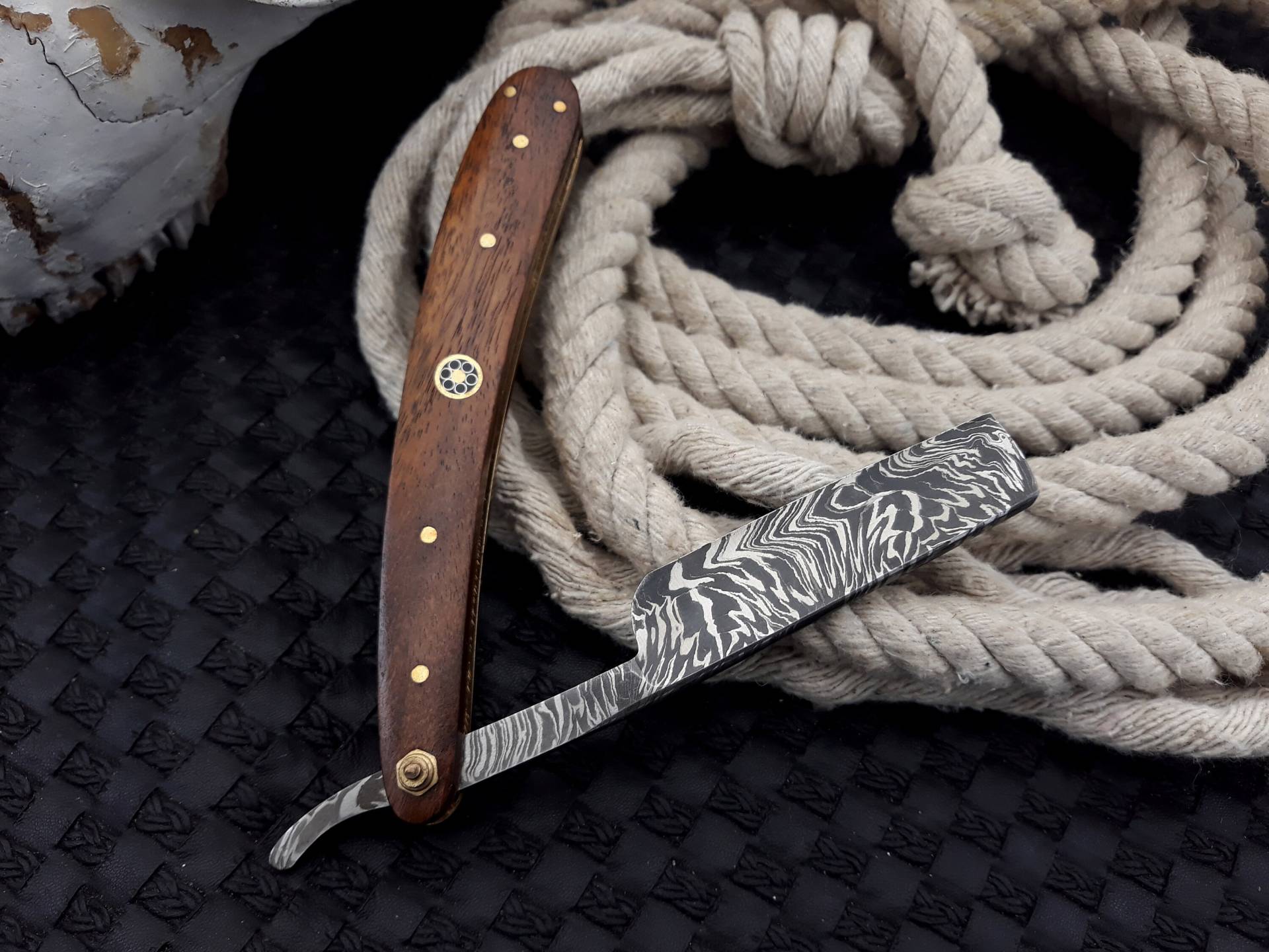 Handgefertigte Damaszener Rasiermesser Vintage Rasierhobel Taschenmesser Mit Scheide Und Koa Holz Griff Beste Rasier Geschenk Für Männer von CaliforniaBlades