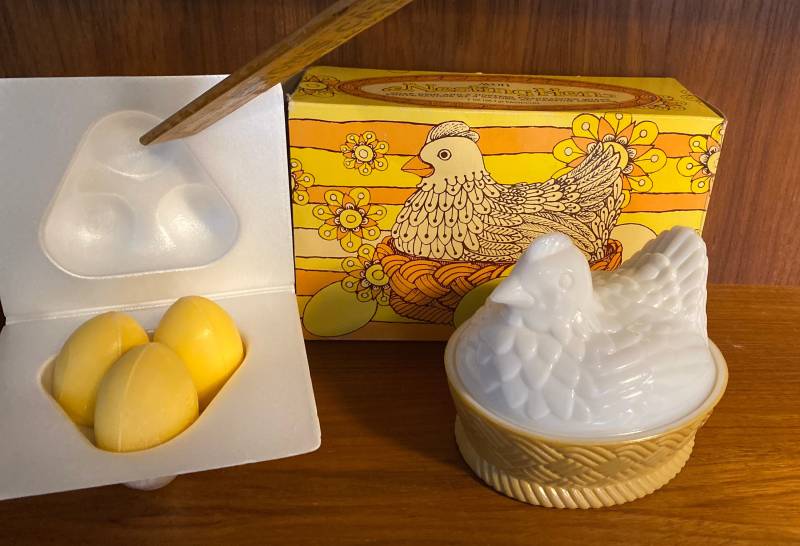 Avon, Nesting Hen, Seifenschale Und 3 Hostess-Duftseifen, in Box von CanadianaCollector