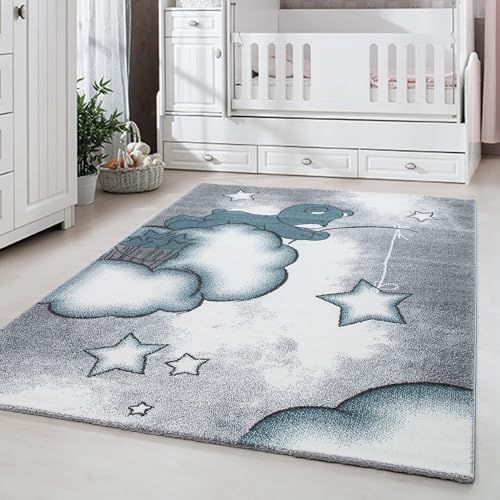 Carpetsale24 Kinderteppich Modern Bär-Design Blau 140 x 200 cm - Kurzflor Teppich Kinderzimmer Waschbarer Babyteppich Spielteppich für Junge und Mädchen Extra Weich und Antiallergen Rechteckig von Carpetsale24