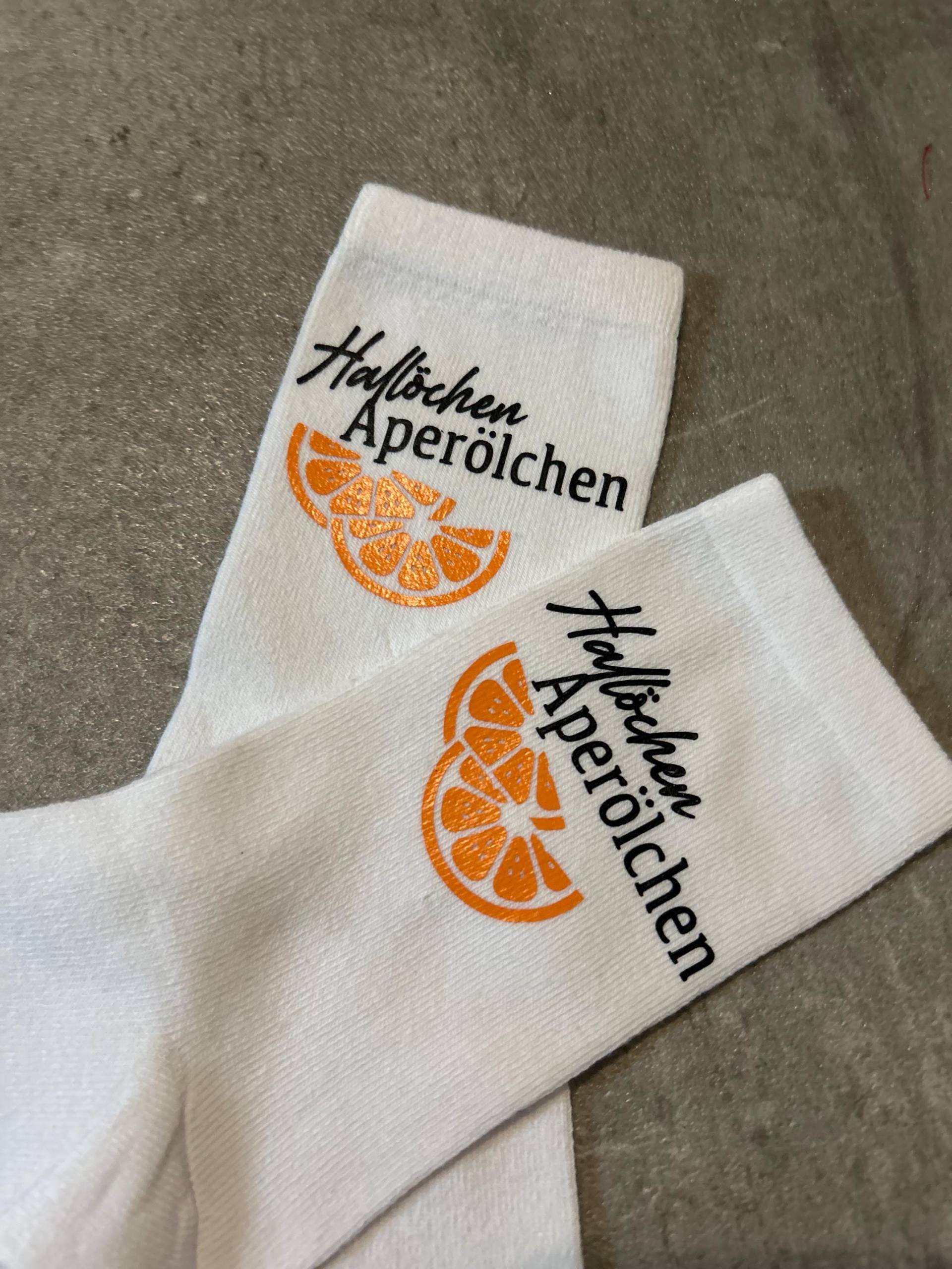 Socken „Hallöchen Aperölchen" in Weiß von CasaMiaDesignbyCC