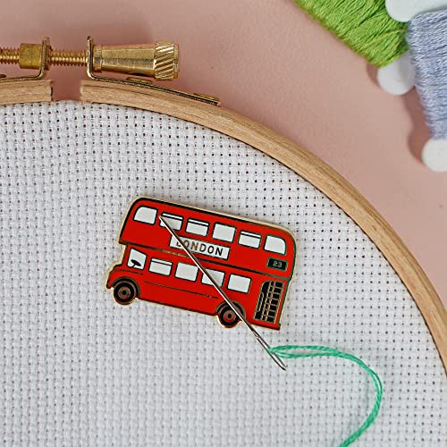 Caterpillar Cross Stitch Nadelhalter – Londoner Bus für Kreuzstich, Näh-, Stick- und Handarbeitszubehör, Emaille und magnetisch von Caterpillar Cross Stitch