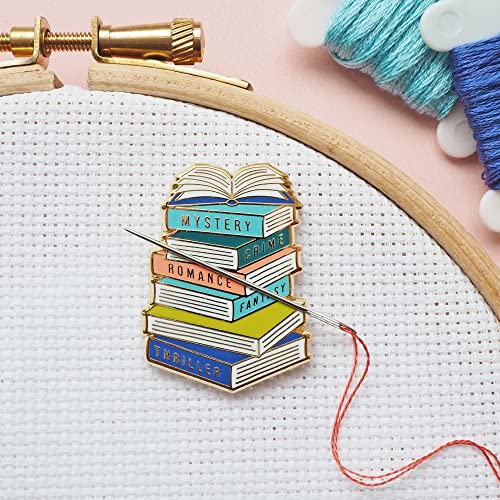 Caterpillar Cross Stitch Needle Minder – Bücher für Kreuzstich, Nähen, Stickerei und Handarbeit, Zubehör aus Emaille und Magnet von Caterpillar Cross Stitch