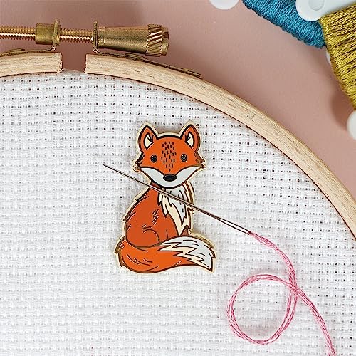 Caterpillar Cross Stitch Needle Minder - Fuchs für Kreuzstich, Nähen, Stickerei und Handarbeiten, Zubehör Emaille und Magnet von Caterpillar Cross Stitch