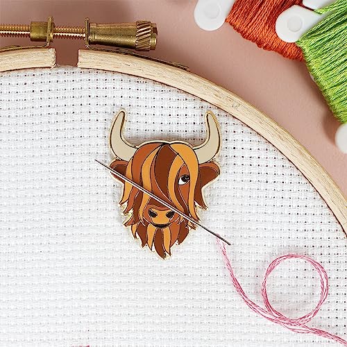 Caterpillar Cross Stitch Needle Minder Highland-Kuh für Kreuzstich, Nähen, Stickerei und Handarbeiten, Zubehör aus Emaille und Magnet von Caterpillar Cross Stitch