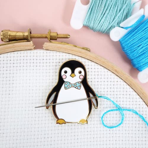 Caterpillar Cross Stitch Needle Minder – Pinguin für Kreuzstich, Nähen, Stickerei und Handarbeit, Zubehör aus Emaille und Magnet von Caterpillar Cross Stitch