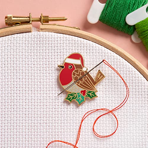 Caterpillar Cross Stitch Needle Minder – Rotkehlchen für Kreuzstich, Nähen, Stickerei und Handarbeit, Zubehör, Emaille und Magnet von Caterpillar Cross Stitch