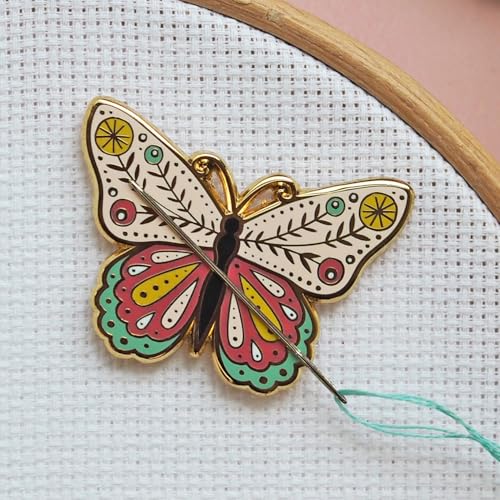 Caterpillar Cross Stitch Needle Minder – Schmetterling für Kreuzstich, Nähen, Stickerei und Handarbeit, Zubehör, Emaille und Magnet von Caterpillar Cross Stitch