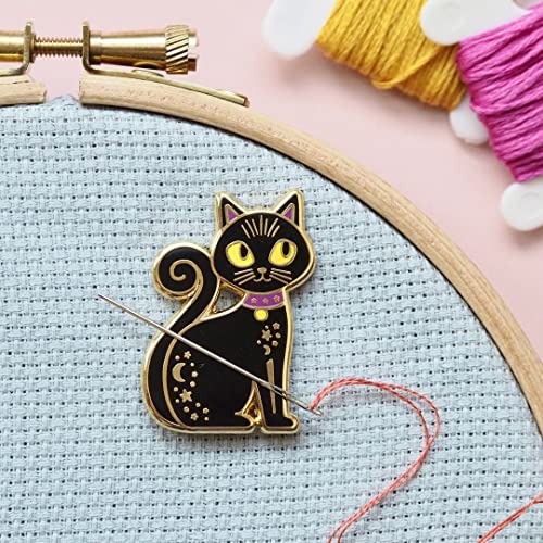 Caterpillar Cross Stitch Needle Minder – schwarze Katze für Kreuzstich, Nähen, Stickerei und Handarbeit, Zubehör, Emaille und Magnet von Caterpillar Cross Stitch