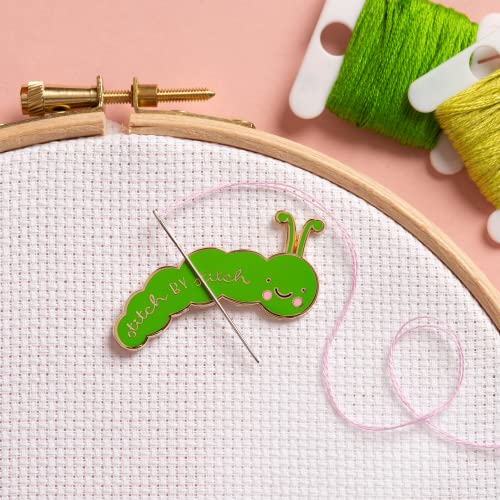 Needle Minder - Raupenmotiv für Kreuzstich, Nähen, Sticken und Nadelarbeiten, Emaille und Magnet von Caterpillar Cross Stitch