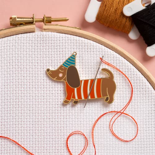 Needle Minder - Wursthund Dackel für Kreuzstich, Nähen, Sticken und Nadelarbeiten, Zubehör, Emaille und magnetisch von Caterpillar Cross Stitch