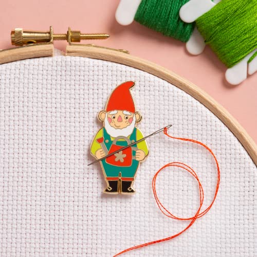 Needle Minder - Zwerg Design für Kreuzstich, Nähen, Stickerei und Nadelarbeiten, Emaille, magnetisch von Caterpillar Cross Stitch