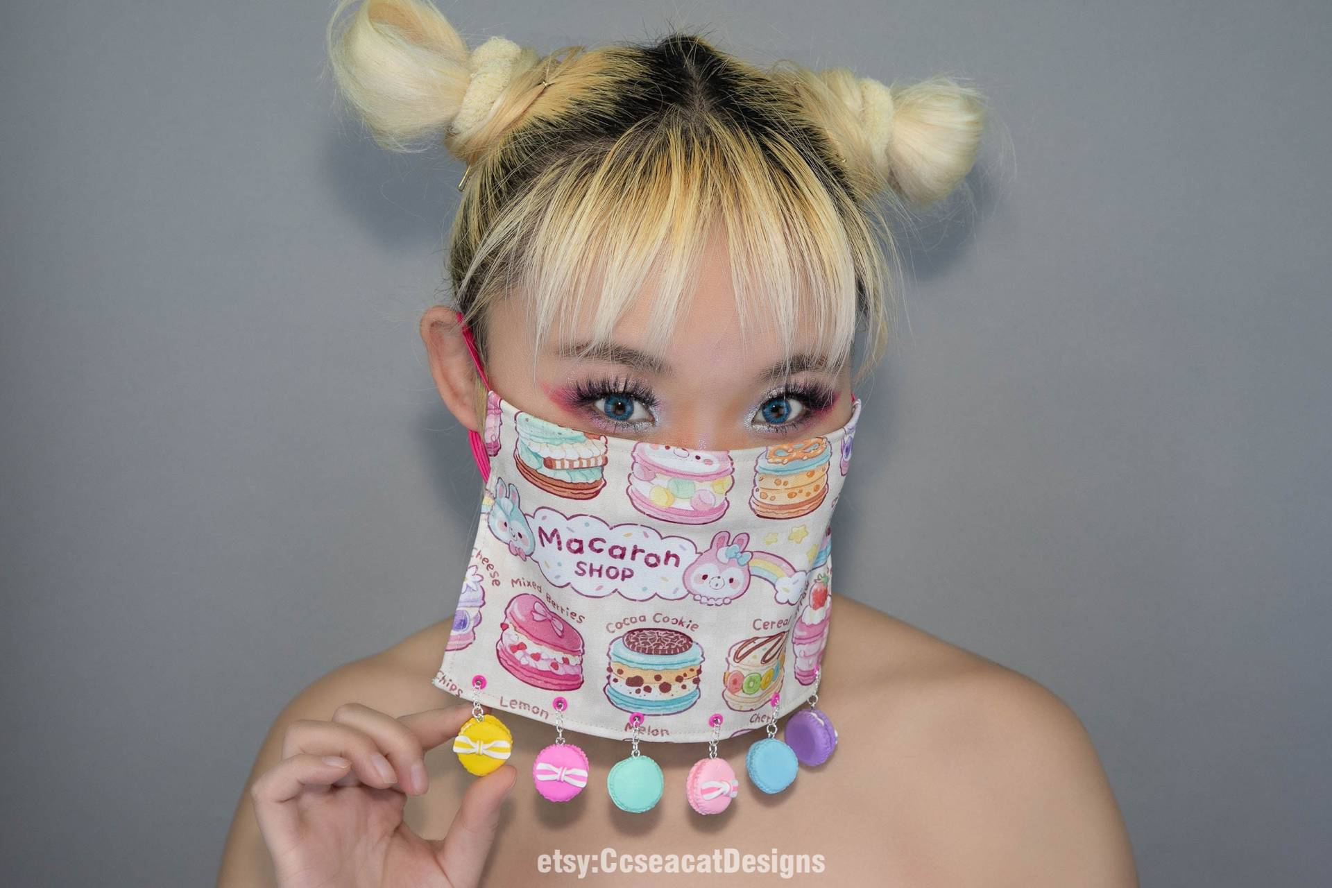 Kawaii Niedliche Regenbogen Farbe Macaron Gesichtsmaske Bedeckung Mit Baumelnden Regenbogenfarben Macarons von CcseacatDesigns