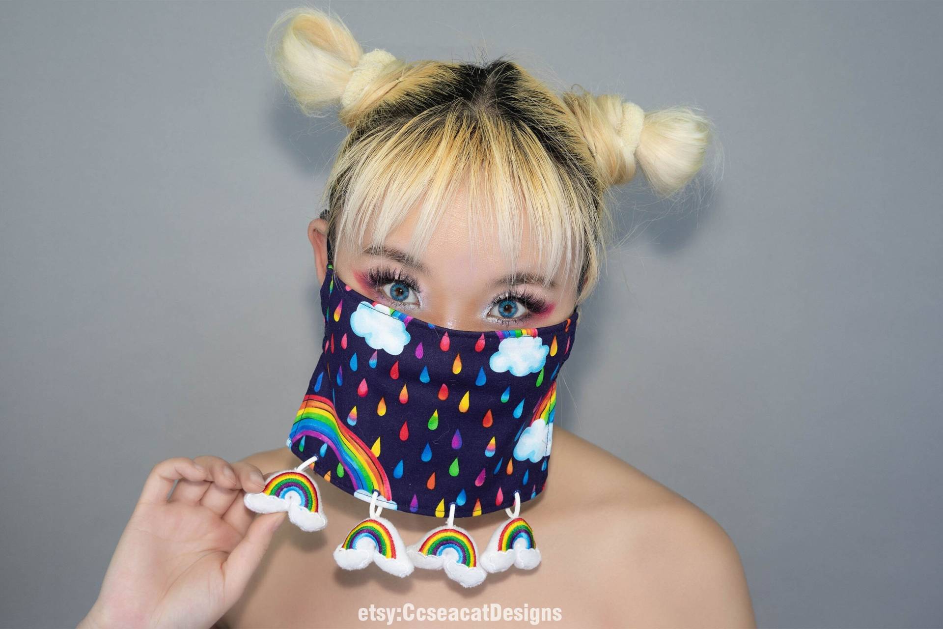 Kawaii Niedliche Regenbogen Gesichtsmaske Bedeckung Mit Baumelnden Ausgestopften von CcseacatDesigns