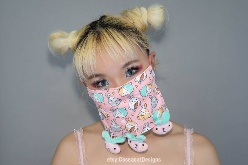 Kawaii Niedliche Rosa Hasen Gesichtsmaske Bedeckung Mit Ausgestopften von CcseacatDesigns